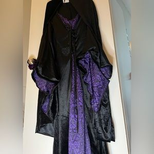 Women’s Witch costume with cape